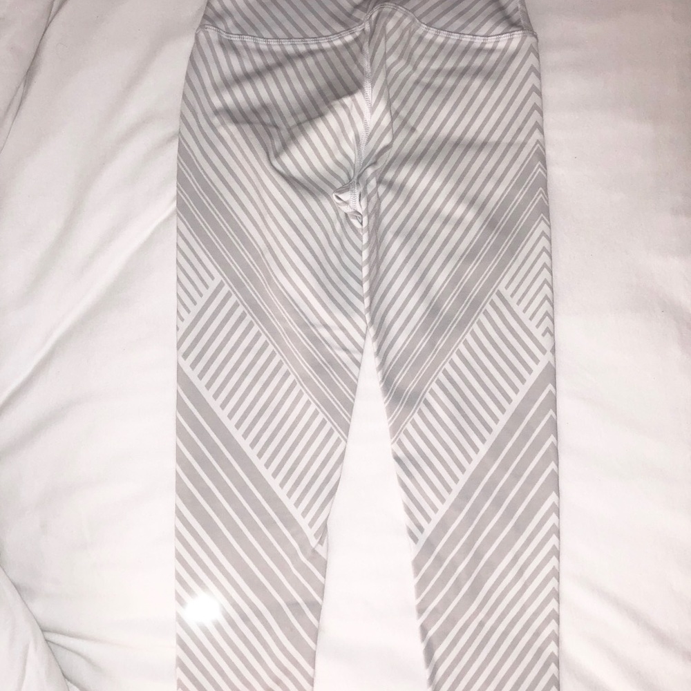 ALO Yoga Cropped Pants - Small